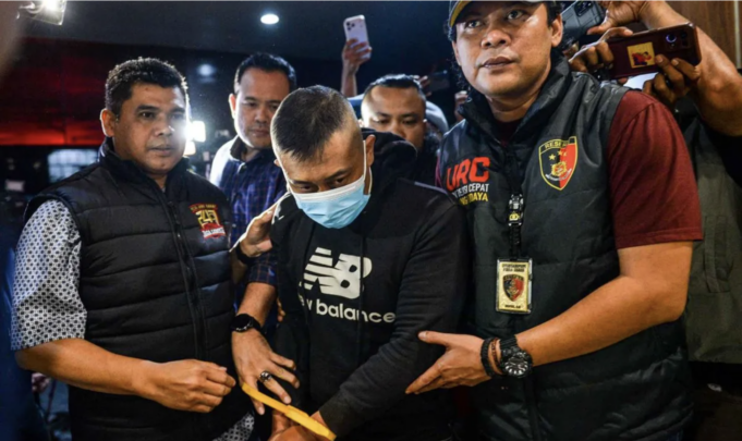 Petugas menggiring tersangka kasus dugaan penyekapan dan penganiayaan berat Taufik Hidayat (tengah) setibanya di Polda Jabar, Bandung, Jawa Barat, Selasa (23/6/2026). Polda Jabar menangkap Taufik Hidayat yang berstatus daftar pencarian orang di Kawasan Majalaya, Kabupaten Bandung yang selanjutnya akan diperiksa atas kasus penyekapan dan penganiayaan berat terhadap seorang wanita berinisial YTR selama tiga tahun. ANTARA FOTO/Raisan Al Farisi/nym.