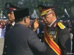 Mantan Ajudan Bung Karno Sidarto Danusubroto Terima Pangkat Kehormatan dari Presiden Prabowo Presiden RI Prabowo Subianto menganugerahkan pangkat kehormatan Republik Indonesia kepada mantan Ketua MPR RI periode 2013-2014 Irjen Pol (Purn) Sidarto Danusubroto yang juga merupakan mantan ajudan Presiden pertama RI Soekarno dalam upacara peringatan Hari Bhayangkara ke-80 di Satuan Latihan (Satlat) Brimob Polri, Cikeas, Kabupaten Bogor, Jawa Barat, Rabu (1/7/2026). (ANTARA/YouTube Sekretariat Presiden/Aditya Ramadhan)
