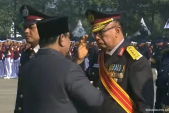 Presiden RI Prabowo Subianto menganugerahkan pangkat kehormatan Republik Indonesia kepada mantan Ketua MPR RI periode 2013-2014 Irjen Pol (Purn) Sidarto Danusubroto yang juga merupakan mantan ajudan Presiden pertama RI Soekarno dalam upacara peringatan Hari Bhayangkara ke-80 di Satuan Latihan (Satlat) Brimob Polri, Cikeas, Kabupaten Bogor, Jawa Barat, Rabu (1/7/2026). (ANTARA/YouTube Sekretariat Presiden/Aditya Ramadhan)
