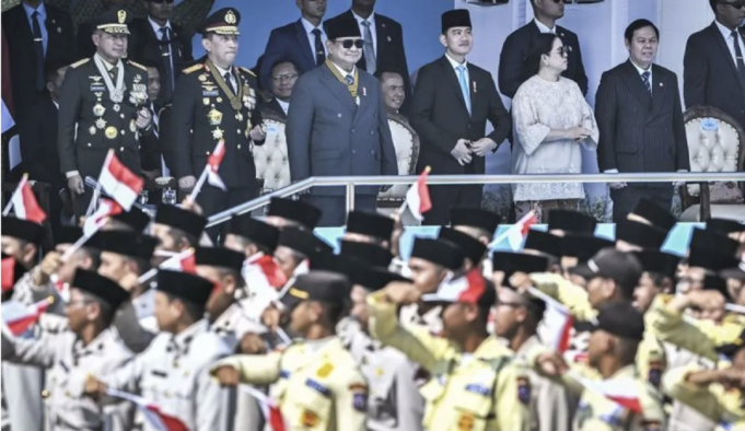 Presiden Prabowo Subianto (ketiga kiri) didampingi Wakil Presiden Gibran Rakabuming Raka (ketiga kanan), Kapolri Jenderal Pol Listyo Sigit Prabowo (kedua kiri), Ketua DPR Puan Maharani (kedua kanan), Ketua DPD Sultan Bachtiar Najamudin (kanan), dan Panglima TNI Jenderal TNI Agus Subiyanto (kiri) menyaksikan defile dalam upacara HUT Ke-80 Bhayangkara di Pusat Latihan Brimob Polri, Cikeas, Bogor, Jawa Barat, Rabu (1/7/2026). ANTARA FOTO/Bayu Pratama S/tom/aa.