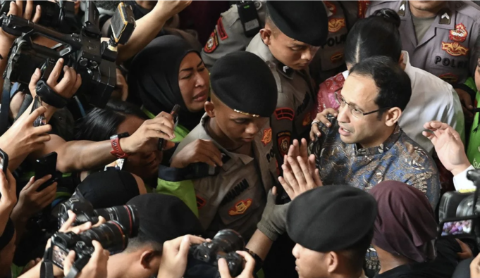Terdakwa kasus dugaan korupsi pengadaan Chromebook dalam program digitalisasi pendidikan di Kemendikbudristek Nadiem Anwar Makarim (kanan) berjalan meninggalkan ruangan seusai mengikuti sidang pembacaan putusan (vonis) di Pengadilan Tipikor, Jakarta, Selasa (30/6/2026). Majelis hakim memvonis Nadiem Anwar Makarim dengan pidana penjara 10 tahun, denda sebesar Rp1 miliar subsider 190 hari kurungan dan uang pengganti Rp809,59 miliar subsider pidana penjara selama lima tahun. ANTARA FOTO/M Risyal Hidayat/agr